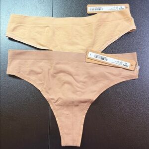 SKIMS soft smoothing seamless thongs, XS